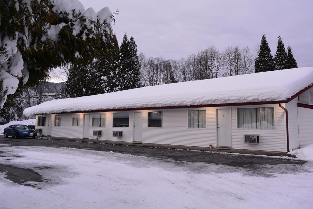 Kalum Motel Terrace Exterior photo